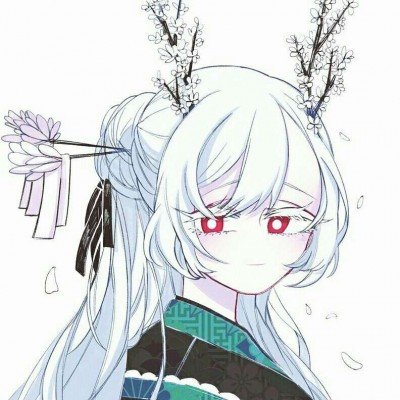 女孩在瀑布下打太极尽显侠气